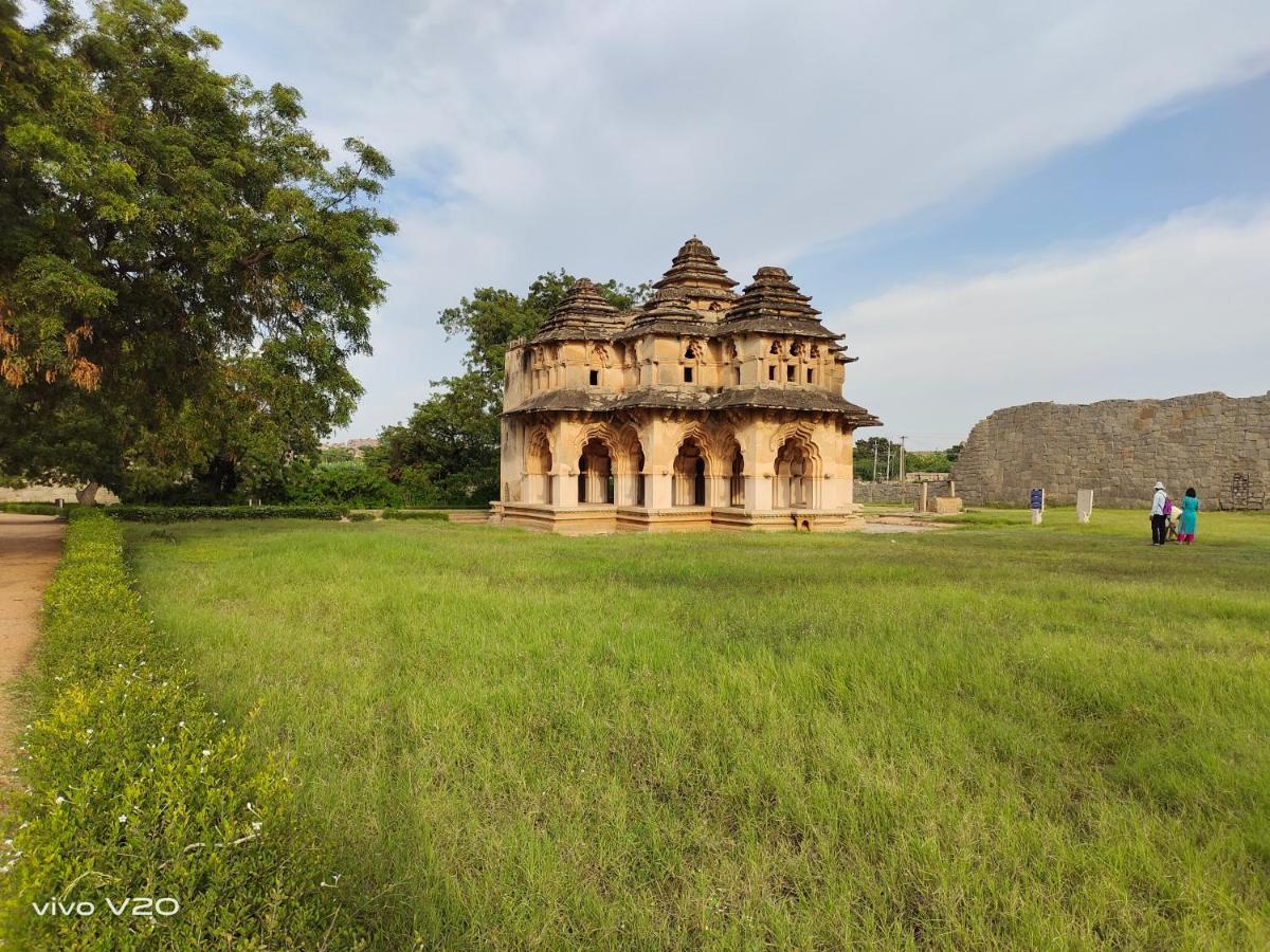 Srinivasa Homestay Hampi Bagian luar foto